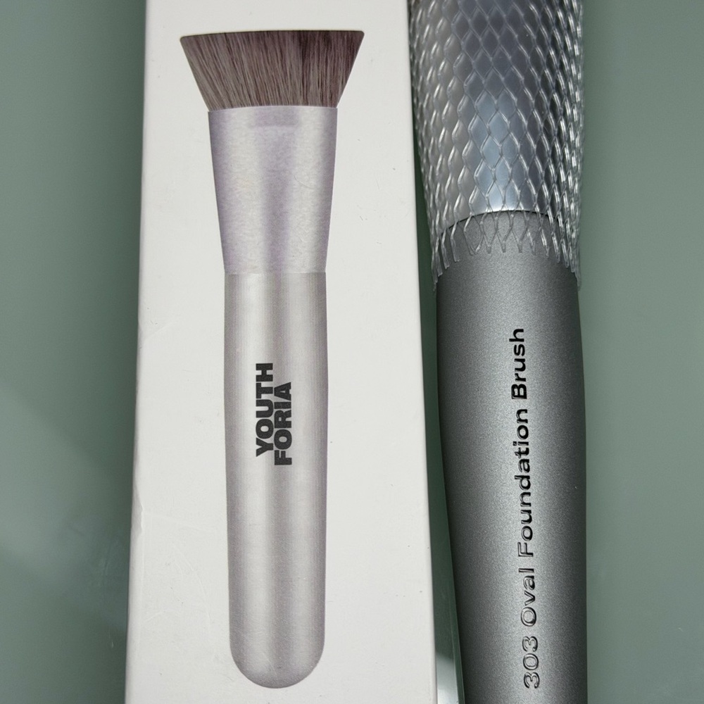 Youthforia 303 Oval Foundation Brush - Silver